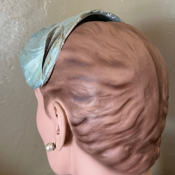 JOYFUL 1950\'s AQUA FEATHER COCKTAIL HAT.